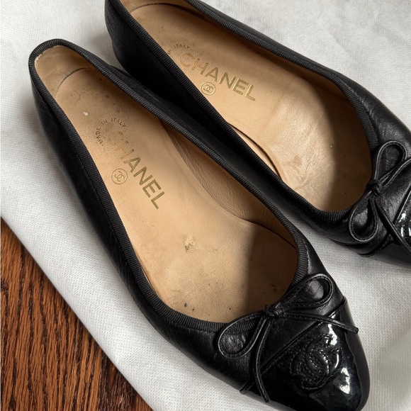 Chanel Black Lambskin Patent Cap Toe Ballet Flat - Picture 6 of 7